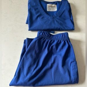 Small sketchers blue scrub set